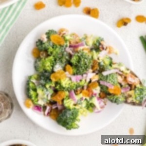 Brokoli salatası beyaz bir tabakta.